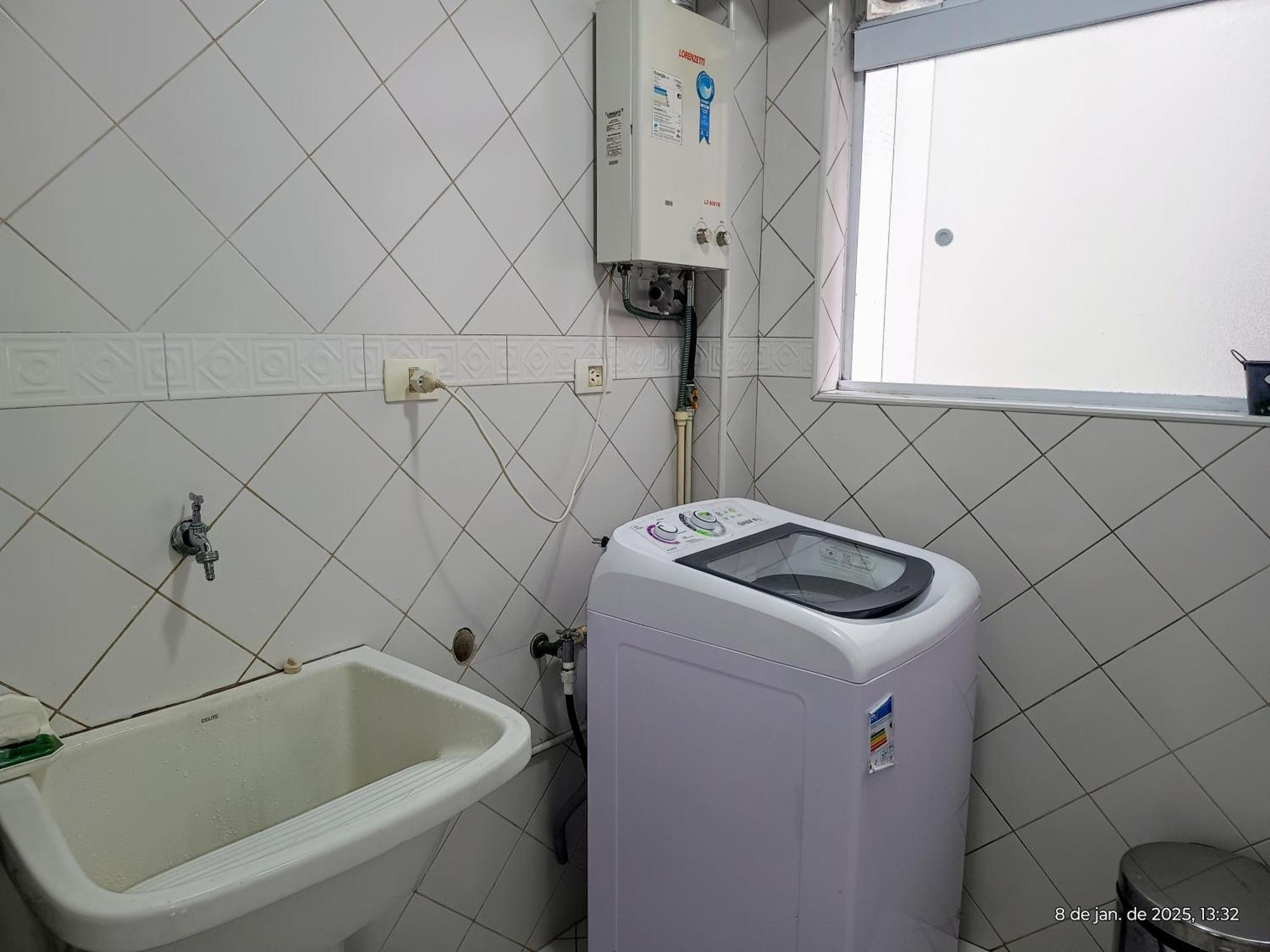 Frente Com Garagem Privativa *